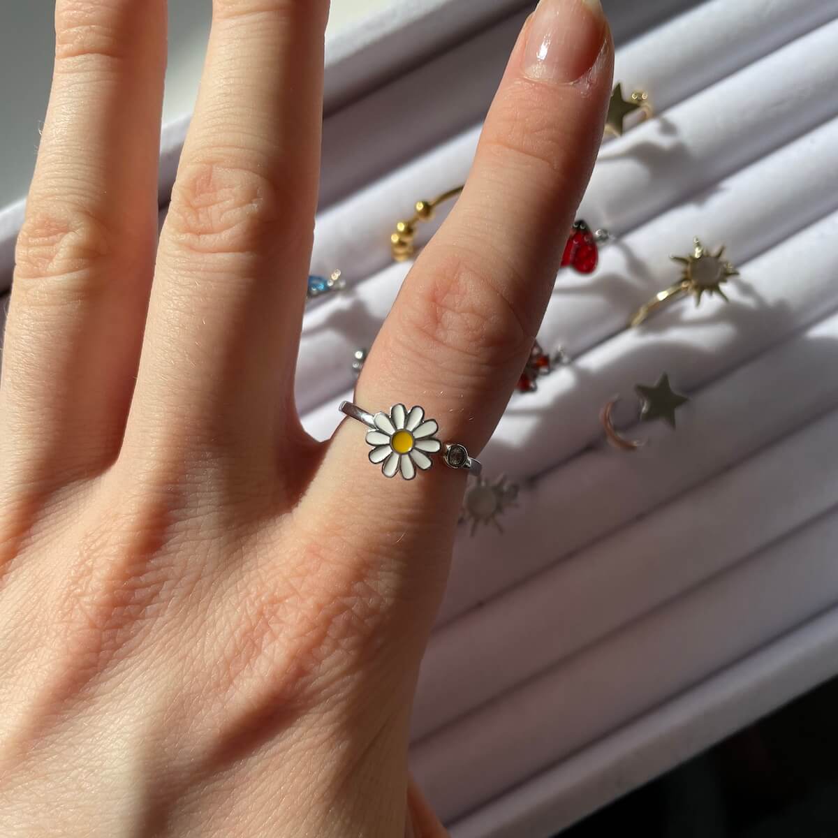 white daisy crystal adjustable anxiety ring